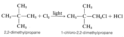 C con cuatro sustituyentes CH 3 (2,2-dimetilpropano) más C L 2 reacciona con luz para formar C con tres sustituyentes CH 3 y un sustituyente C H 2 C L (1-cloro-2,2, -dimetilpropano) más H C L.