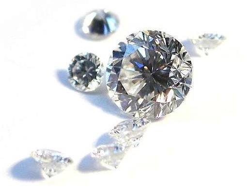 1 diamante mediano y 6 diamantes pequeños alrededor del diamante más grande.