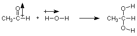 La reacción del acetaldehído con agua se muestra con las cargas parciales.