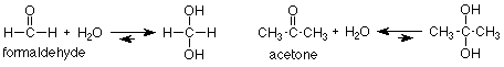 El formaldehído reacciona con el agua en una reacción reversible favorecida hacia adelante dando como resultado metanodiol. La acetona reacciona con el agua en una reacción reversible favorecida a la inversa para formar 2,2-propanodiol.