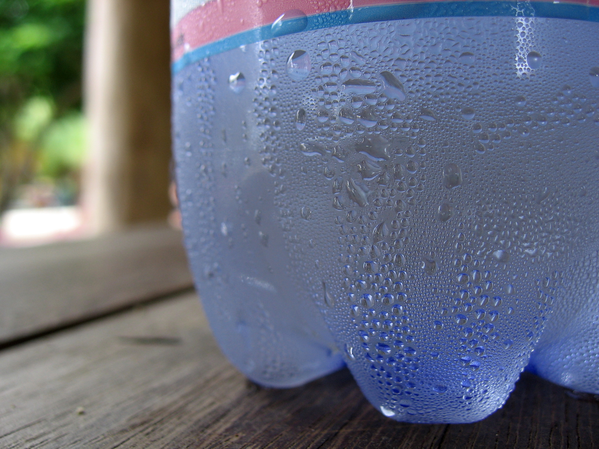 Gotas de agua en el exterior de la botella.