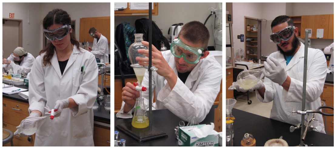 Tres estudiantes de química orgánica individualmente usando embudos separatorios en un laboratorio.