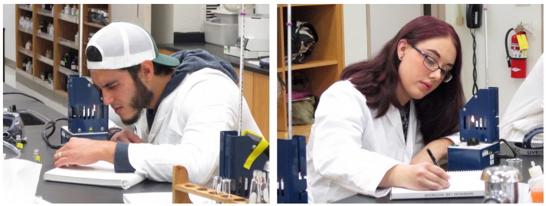 Estudiantes de Química Orgánica. Uno está mirando a través del visor de un aparato de fusión. El otro escribe notas junto a un aparato de fusión.