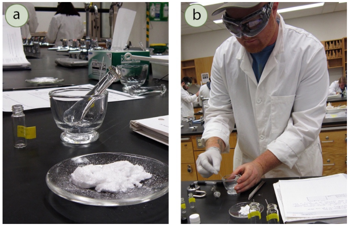 R: Mortero y mortero de vidrio vacío junto a la muestra de polvo blanco. B: Trabajador de laboratorio raspa polvo de un mortero y mano de mortero.