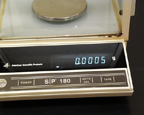A balance with a weight of 0.0005 grams displayed on the screen.