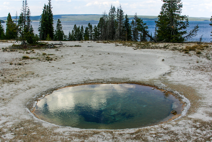 Aguas termales geotérmicas en Yellowstone.