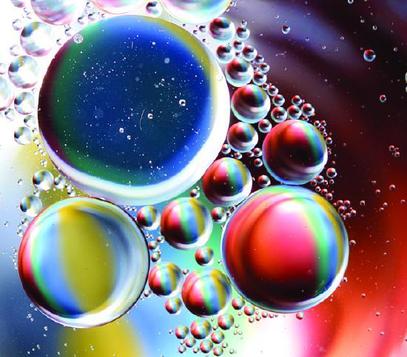Cette photo montre une gamme de couleurs dans un mélange huile-eau.