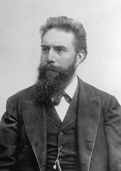 El físico alemán Wilhelm Conrad Röntgen (1845 —1923) que recibió el primer Premio Nobel de Física en 1901 por la producción y uso de rayos X