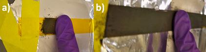 Realización de una película delgada con una muestra sólida mediante (a) dispersión del sólido a lo largo de la cinta Kapton y (b) deslizamiento repetido varias veces para obtener una película homogénea