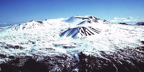 Mauna_Kea_Summit_in_Winter.jpg