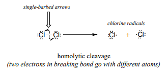 Las flechas simples de púas se dibujan desde el centro del enlace al átomo en una escisión hemolítica. Dos electrones en el enlace de ruptura van a diferentes átomos.