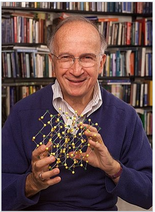 Profesor Hoffman sosteniendo un modelo de una estructura química sólida extendida.