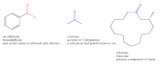 Tres estructuras esqueléticas: benzaldehído, acetona y muscona.