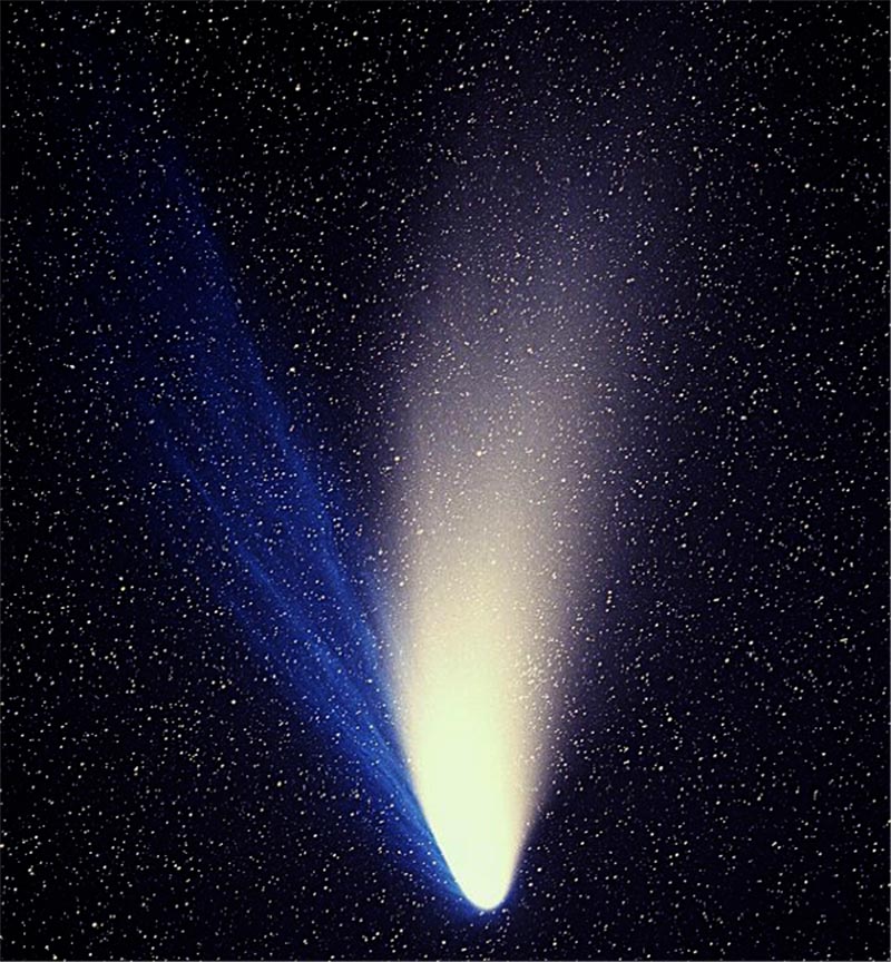 Image of Comet Hale-Bopp against the background of stars.