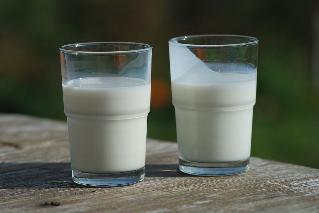 1024px-Buttermilk-(right)-and-Milk-(left).jpg