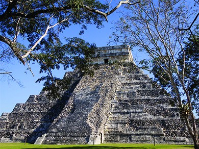 A photograph shows El Castillo, a stepped pyramid with a set of wide stone steps running up the front and a square structure with an entryway on top.
