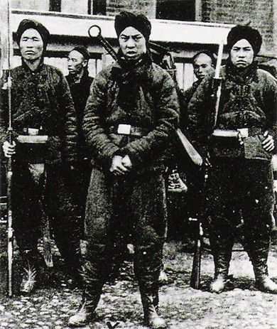 A photograph shows several soldiers of the Chinese Imperial Army during the Boxer Rebellion.