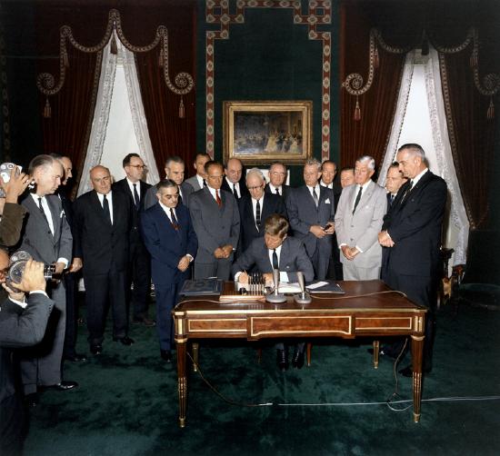 President_Kennedy_signs_Nuclear_Test_Ban_Treaty,_07_October_1963.jpg