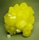 Cristal de azufre amarillo