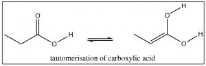 Imagen de una reacción de tautomerización de ácido carboxílico.