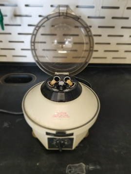 Una máquina centrífuga de laboratorio común