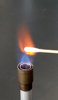 Prueba de llama de calcio usando un hisopo de algodón humedecido con solución de cloruro de calcio