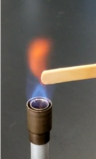 Prueba de llama de calcio usando una férula de madera humedecida con solución de cloruro de calcio