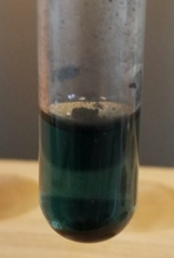 Sulfuro de níquel (II) que queda como precipitado cuando el resto de los precipitados del grupo III se disuelven en HCl