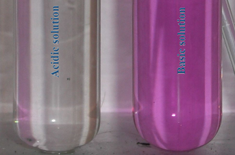 Color de fenolftaleína en una solución ácida y una base.