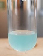 solución de iones de cobre de color azul claro