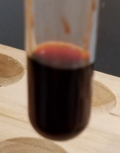 Complejo tiocianato de hierro de color rojo intenso -una prueba de confirmación de iones de hierro.
