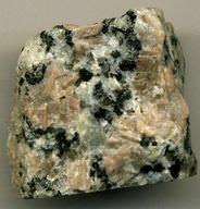 Una roca es una mezcla de rocas más pequeñas y minerales