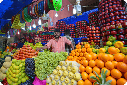 Un vendedor de frutas en Mysore que vende muchos tipos de fruta.