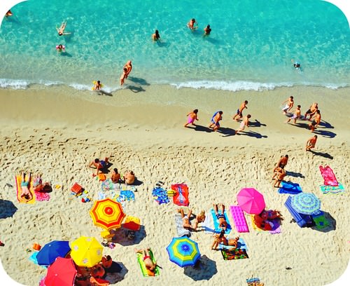 La luz UV provoca bronceadores en una playa