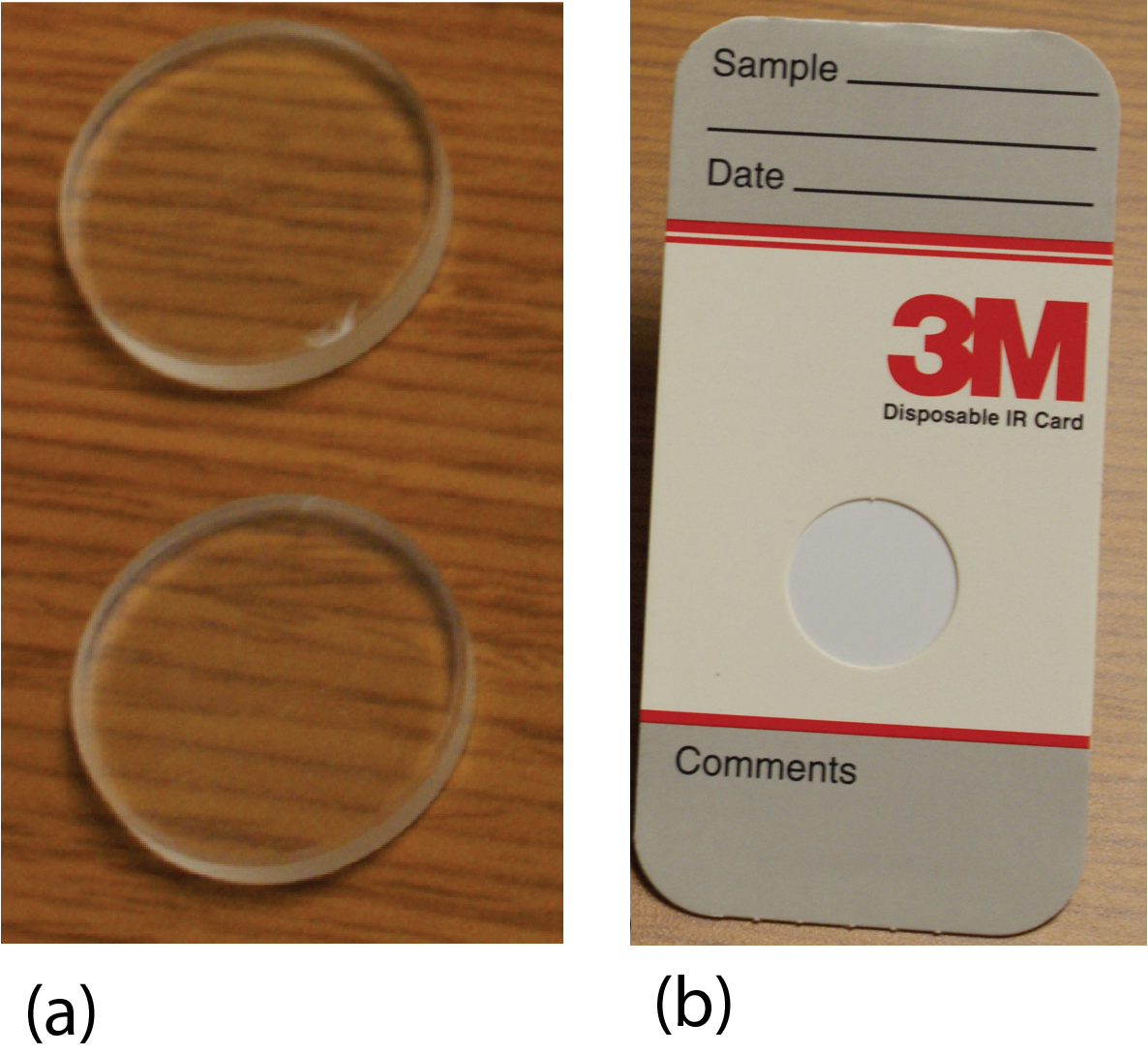 Dos ejemplos de células de muestra IR para muestras líquidas: (a) placas de sales de NaCl; y (b) tarjeta desechable con ventana de polietileno.