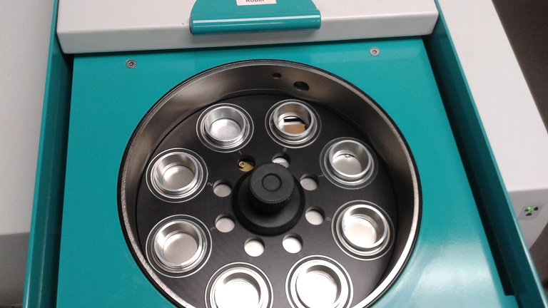 El interior del espectrómetro donde se colocan los pellets de muestra para su análisis