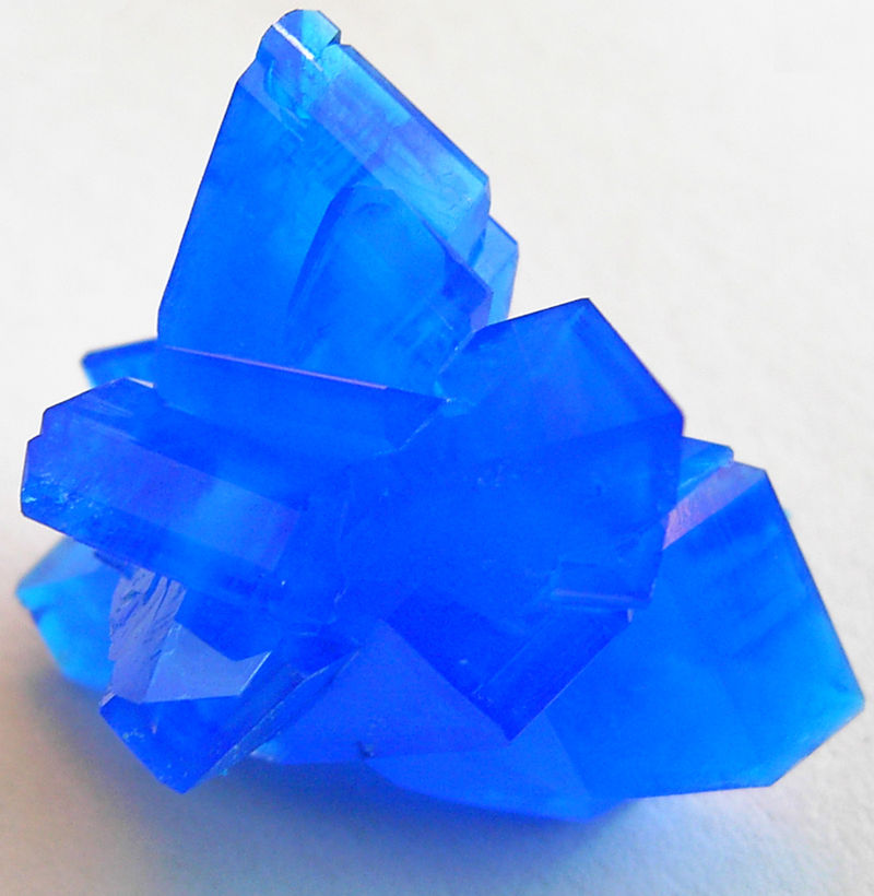 Cristal azul vivo de sulfato de cobre.