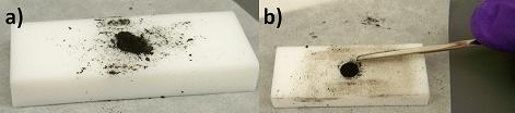 El portamuestras se llena (a) agregando polvo extra en el orificio y luego (b) compactando la muestra con la espátula