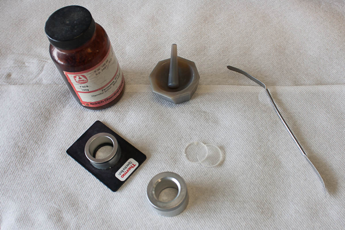 Materiales necesarios para preparar una placa de KBr con una mezcla Nujol