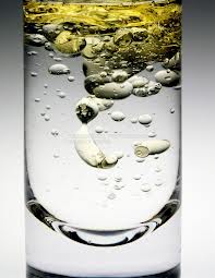 Agua con gotitas de aceite