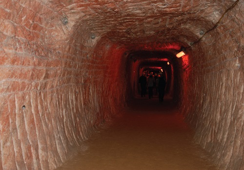 Une photographie d'un puits de mine est présentée.