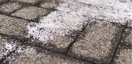 Esta é uma foto de um pavimento de tijolos úmidos sobre o qual um material cristalino branco foi espalhado.