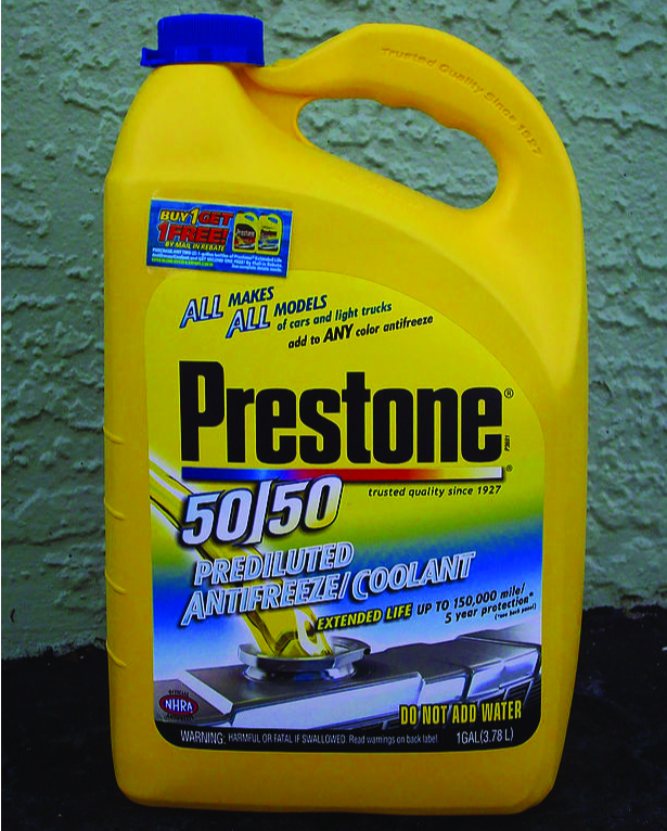 Voici une photo d'un pot en plastique jaune de 1 gallon contenant de l'antigel/liquide de refroidissement prédilué Preston 50/50.