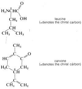 Arriba: molécula de leucina con cada átomo escrito. Una estrella junto al carbono unido a la cadena de carbono, un grupo amina y un ácido carboxílico. Estrella denota el carbono quiral. Abajo: molécula de carvona. Estrella junto al carbono en el anillo unido al sustituyente alqueno.