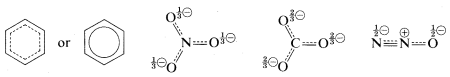 De izquierda a derecha: molécula de hexano con un hexágono más pequeño y discontinuo en su interior. Esto también se puede dibujar como un hexágono con un círculo en su interior. Molécula N O 3 con una línea continua y una línea discontinua entre el nitrógeno y cada oxígeno. Cada oxígeno tiene una tercera carga menos. Molécula C O 3. Un enlace sólido y un enlace discontinuo entre el carbono y cada oxígeno. Cada oxígeno tiene una carga menos de dos tercios. Molécula N 2 O. Dos enlaces sólidos y una línea discontinua entre los dos nitrógenos. Una línea continua y una línea discontinua entre nitrógeno y oxígeno. El nitrógeno izquierdo tiene una carga menos media, el nitrógeno medio tiene una carga positiva y el oxígeno tiene una carga menos media.