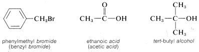 Izquierda: anillo de benceno con un sustituyente C H 2 B R marcado con bromuro de fenilmetilo (bromuro de bencilo). Medio: C H 3 solo unido a un C que está doble unido a un O y unido simple a un ácido etanoico marcado con O H (ácido acético). Derecha: Carbono con tres sustituyentes C H 3 y un sustituyente O H marcado con alcohol terc-butílico.