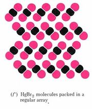 Arreglo rígido y estructurado de esferas unidas en negro y rosa.