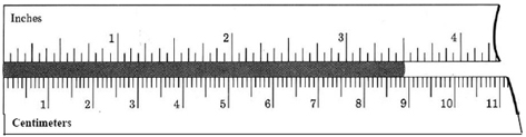 Se coloca una varilla entre dos reglas con diferentes unidades de medida. Uno está en pulgadas y el otro en centímetros.