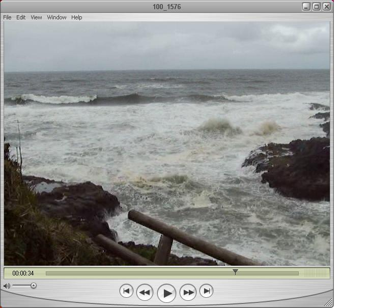 Imagen de múltiples olas golpeando la orilla.