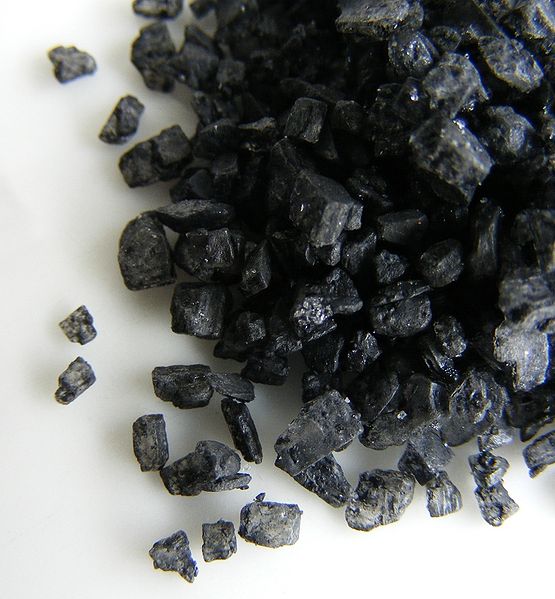 Imagen de primer plano de pequeños cristales de sal negra.